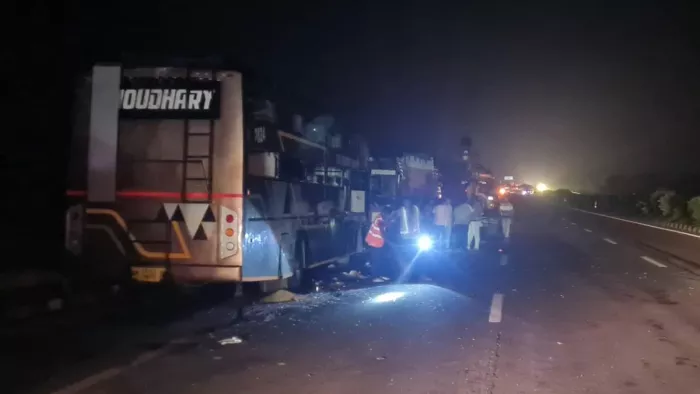किनारे खड़े ट्रक से टकराई स्लीपर बस (फोटो- जागरण)