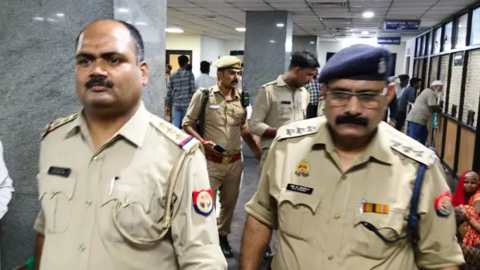 लहूलुहान हालत में युवती को लेकर भाग रहे थे बाइक सवार, दो दबोचे।