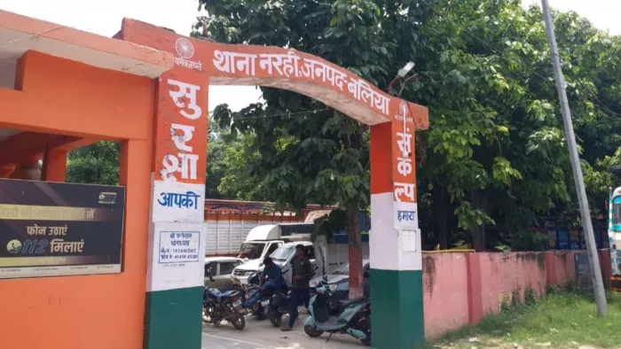 ट्रकों से वसूली कर रहे दो पुलिसकर्मी सहित 16 दलाल गिरफ्तार, थानाध्यक्ष व काेरंटाडीह चौकी निलंबित।