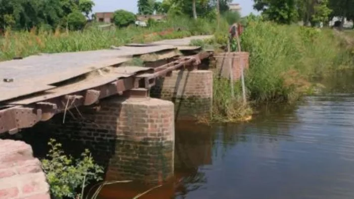 मझौलिया के रघुनाथपुर हरिजनटोला के पास ग्रामीण कार्य विभाग का क्षतिग्रस्त पुल। फोटो- जागरण