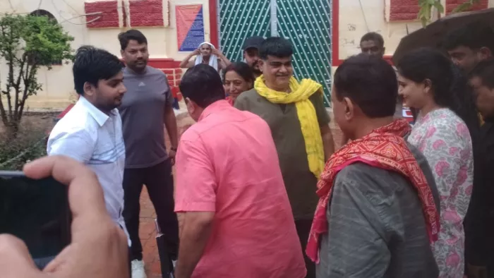 नैनी सेंट्रल जेल से बाहर निकलने पर पूर्व भाजपा विधायक उदयभान करवरिया का जोरदार स्वागत किया गया। जागरण