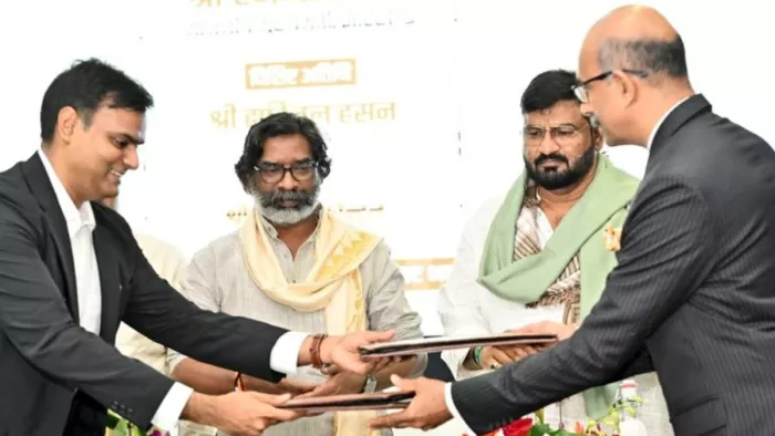 ताज होटल निर्माण को लेकर एमओयू के दौरान हेमंत सोरेन व अधिकारी।