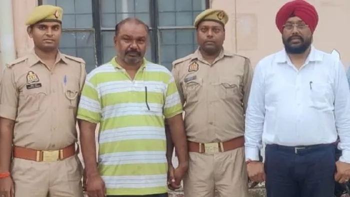 साइबर थाना पुलिस नागपुर से पकड़ कर लाए ठगी के आरोपी चंद्रशेखर नत्थूजी भुजाड़े (बाएं से दूसरा )। पुलिस