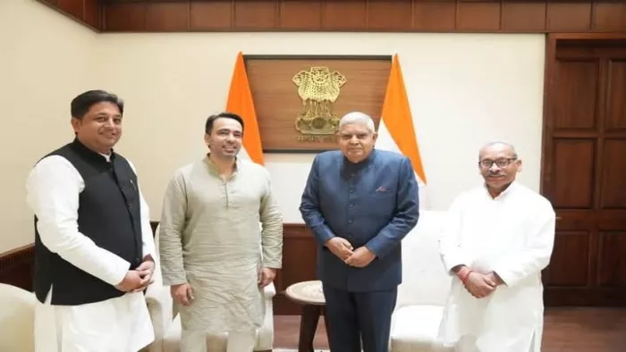 पूर्व उपराष्ट्रपति जगदीप धनखड़ के साथ रालोद अध्यक्ष जयन्त चौधरी व रालोद के दोनों सांसद।