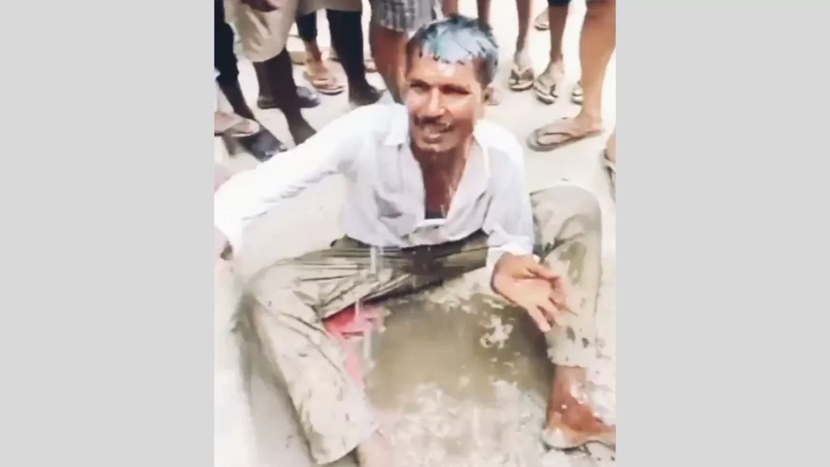 West Champaran News: बगहा के हरिनगर में चोरी के आरोप में युवक से चटवाया थूक, ऐसा कराने वालों को तलाश रही पुलिस