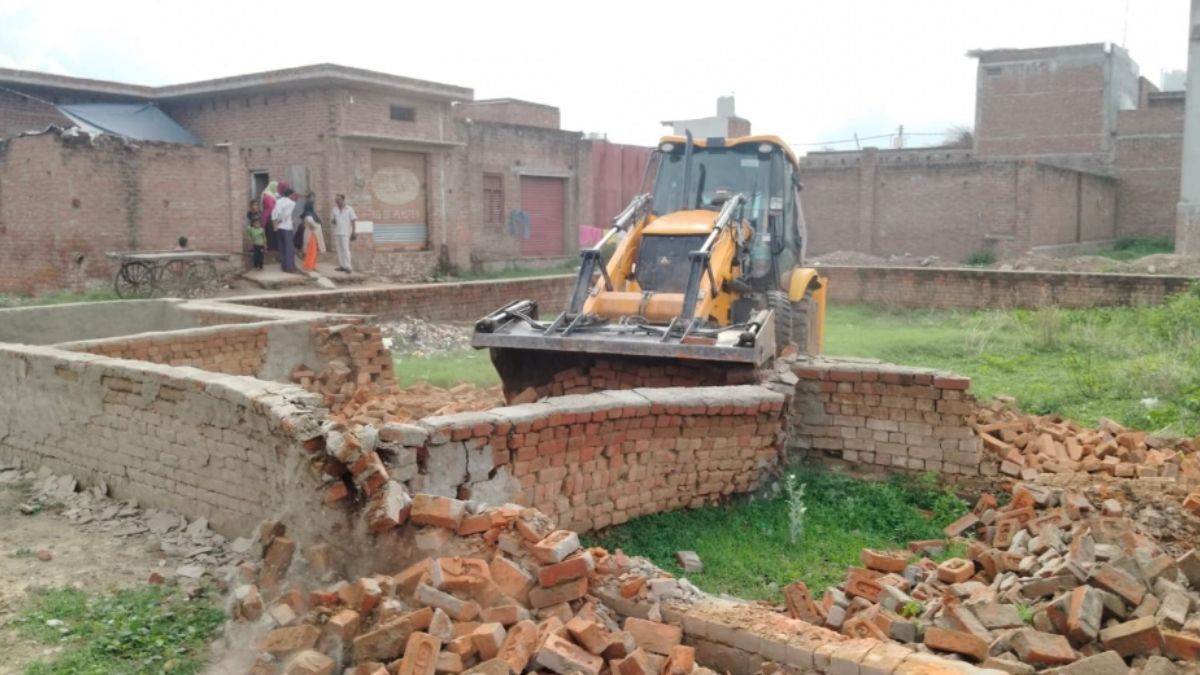 prayagraj pda demolishes illegal plotting linked to atiques aides