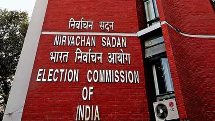 अब पूरे देश की वोटर लिस्ट का विशेष गहन पुनरीक्षण (SIR) चुनाव आयोग कराएगा।