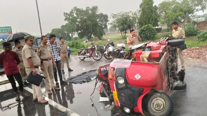 एत्मादपुर के सतौली कट पर हादसे का शिकार हुए ऑटो के उड़े परखच्चे