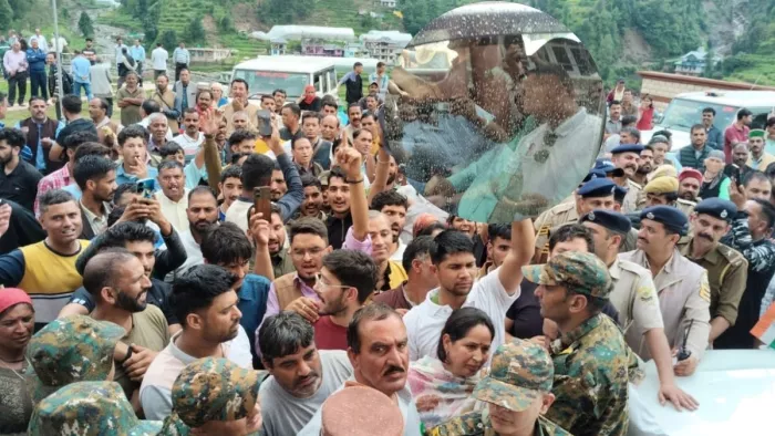 भारी विरोध के चलते 40 मिनट तक गाड़ी में बैठे रहे जगत नेगी। फोटो जागरण