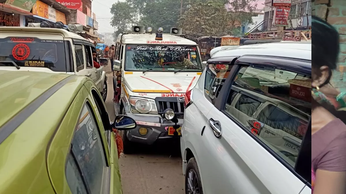 पावापुरी मोड़ पर जाम की समस्या बनती जा रही है नासूर, दोपहर में निकलना मुश्किल
