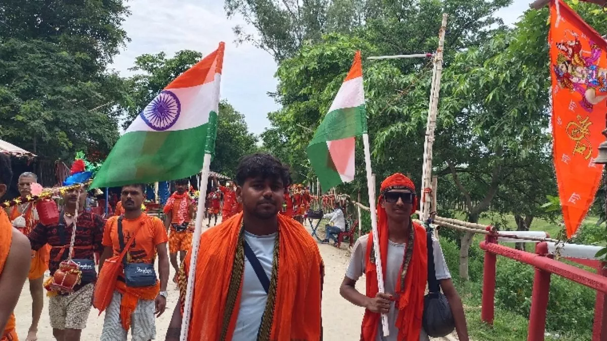 Kanwar Yatra 2025: किसी के कंधे पर कांवड़ तो कोई तिरंगा लेकर जा रहा बाबाधाम, सड़कों पर शिवभक्तों की भारी भीड़