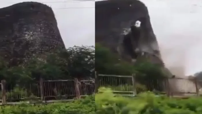 महाराष्ट्र अकोला में भारी बारिश से ढहा प्राचीन किले का हिस्सा (फोटो सोर्स- सोशल मीडिया)