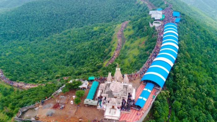 नैसर्गिक सुंरदता के बीच बसा नागतीर्थ नागलवाड़ी शिखरधाम।(फोटो सोर्स: जागरण)