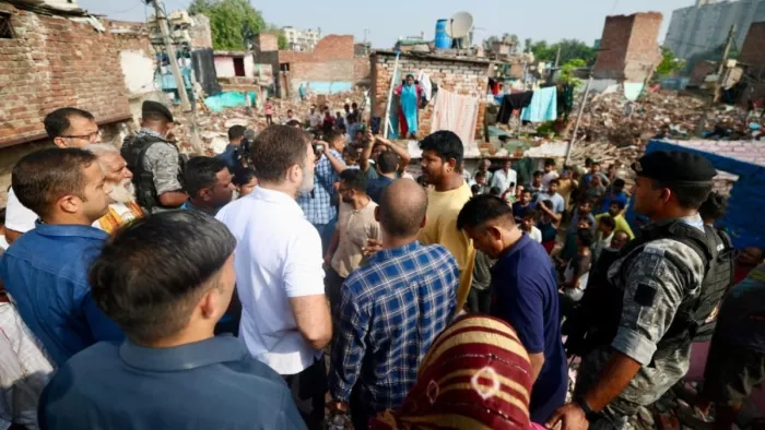 दिल्ली की इन झुग्गी बस्तियों में अचानक पहुंचे राहुल गांधी, सुनीं समस्याएं; बुलडोजर में तबाह हुआ था घर - ncr Rahul Gandhi Visits Demolished Slums in Delhi Listens to ...