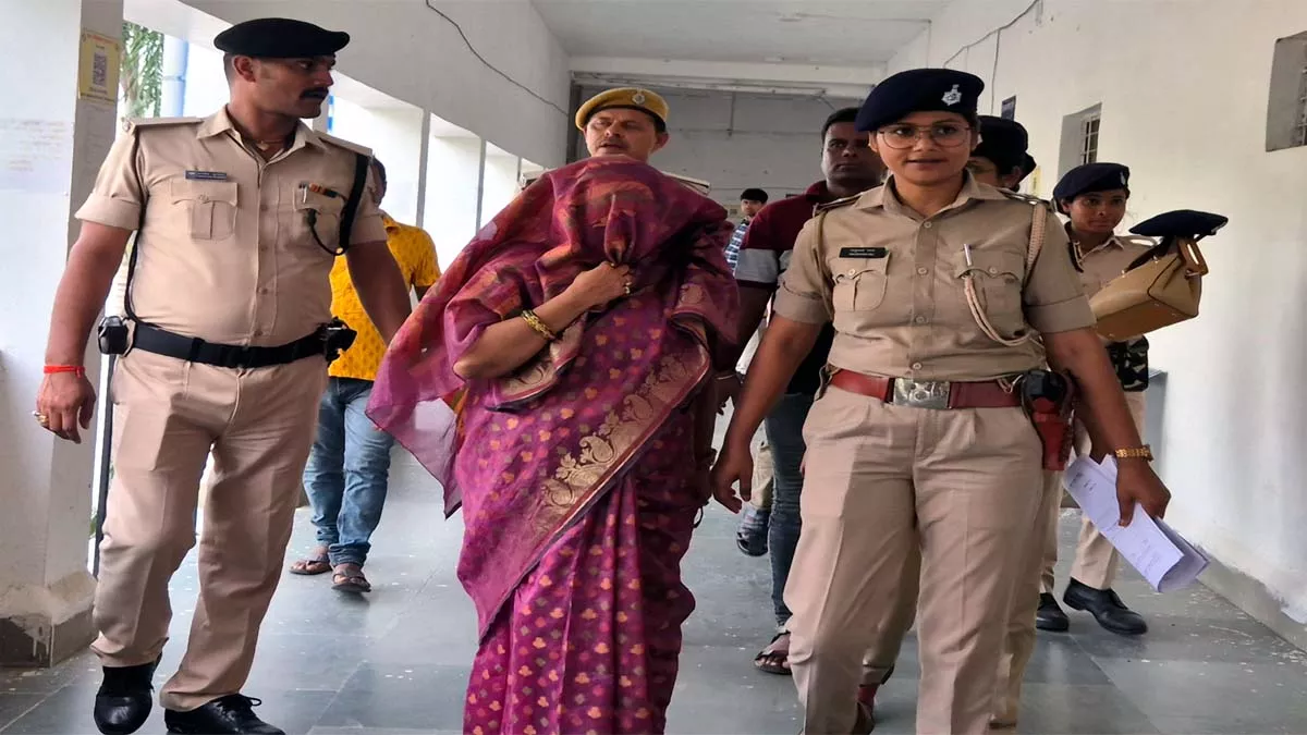 Supaul DM-SP के सामने आंगनबाड़ी में फटा भ्रष्टाचार का बम... बिहार के सुपौल में घूस लेते डीपीओ-आपरेटर गिरफ्तार