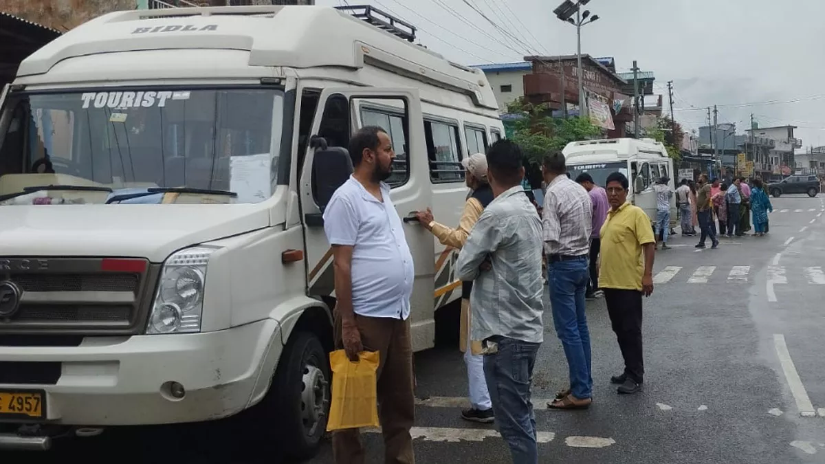 Uttarakhand Panchayat Chunav: वोट देने उमड़े महानगरों के मतदाता, रामनगर पहुंचे सौ से अधिक टैंपो ट्रैवलर-टैक्सी कार