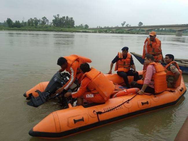 Gujarat Weather : NDRF ने गुजरात में बाढ़ प्रभावित क्षेत्रों में फंसे 30 लोगों को बचाया, अब तक 106 एमएम बारिश