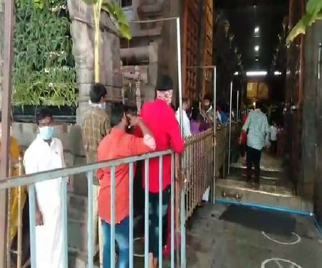 आंध्र प्रदेश: 4 महीने के बाद भक्तों ने फिर से श्रीकालाहस्ती भगवान शिव मंदिर में जाना शुरू किया