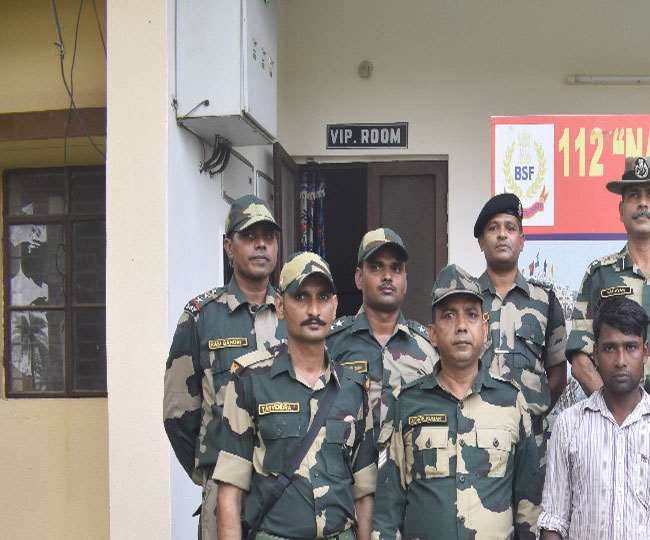 चांदी के आभूषणों के साथ गिरफ्तार तस्कर।