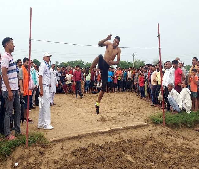 40वीं वार्षिक खेलकूद प्रतियोगिता में प्रतिभाग करता खिलाड़ी।