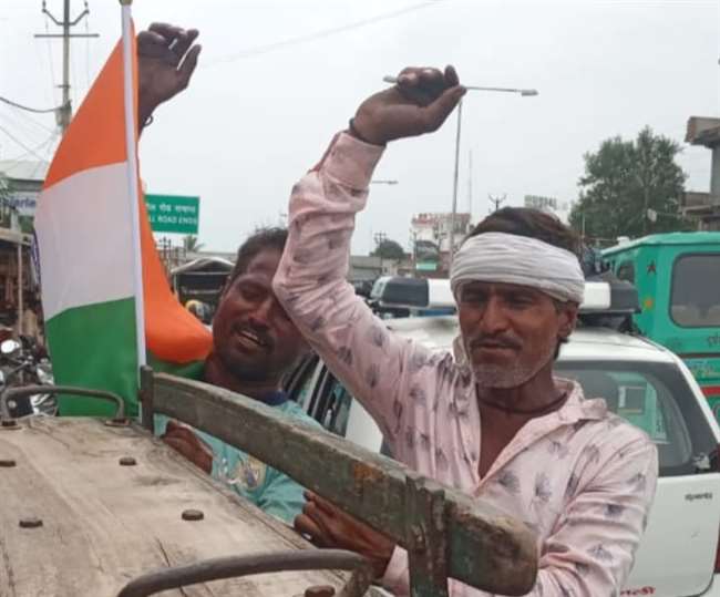 22 साल से तांगे में पाकिस्तान का झंडा बनाकर सड़कों पर घूम रहा था।