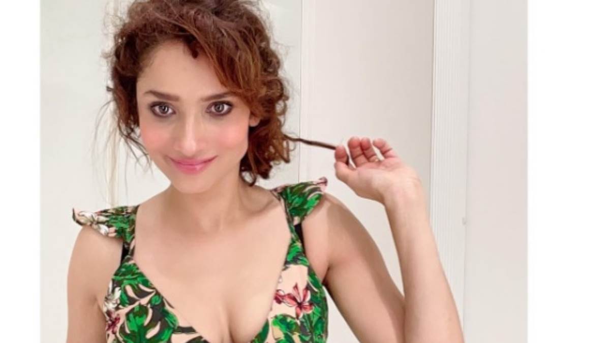 Ankita Lokhande Hot Pics: शॉर्ट फ्रॉक में अंकिता लोखंडे ने दिखाईं दिलकश