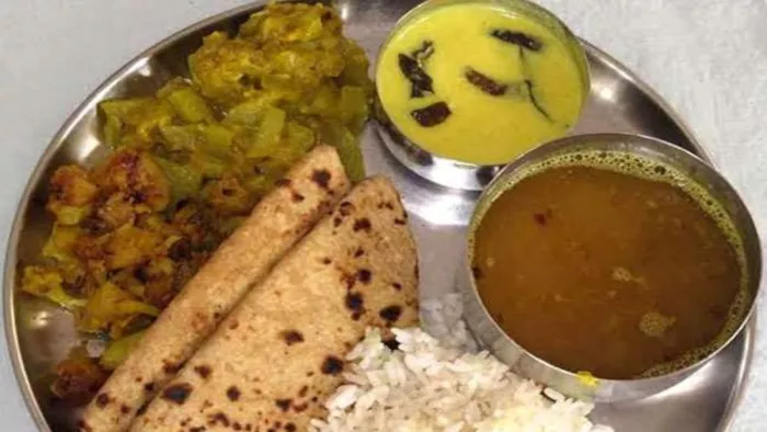 Food In Vrindavan: वृंदावन में जगन्नाथ की रसोई दस रुपये की थाली उपलब्ध कराती है।