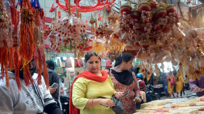 दो लाख रुपये में मिल रहीं सोने की राखियां, बहनें दे रही स्‍पेशल ऑर्डर ...