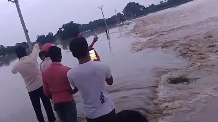 पश्चिमी कोसी तटबंध से परसा जाने वाली सड़क कालीपुर गांव के आगे टूट गई।