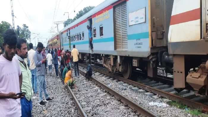 गोरखपुर कैंट स्टेशन के पास गलत लाइन पर जाने के बाद वहां रुकी बिहार संपर्क क्रांति एक्सप्रेस।