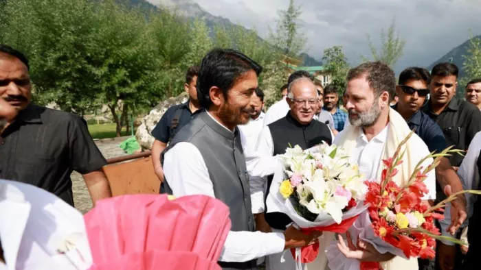 एडवेंचर बाइक से लद्दाख में सैर के लिए आए राहुल गांधी गर्मा गए राजनीति