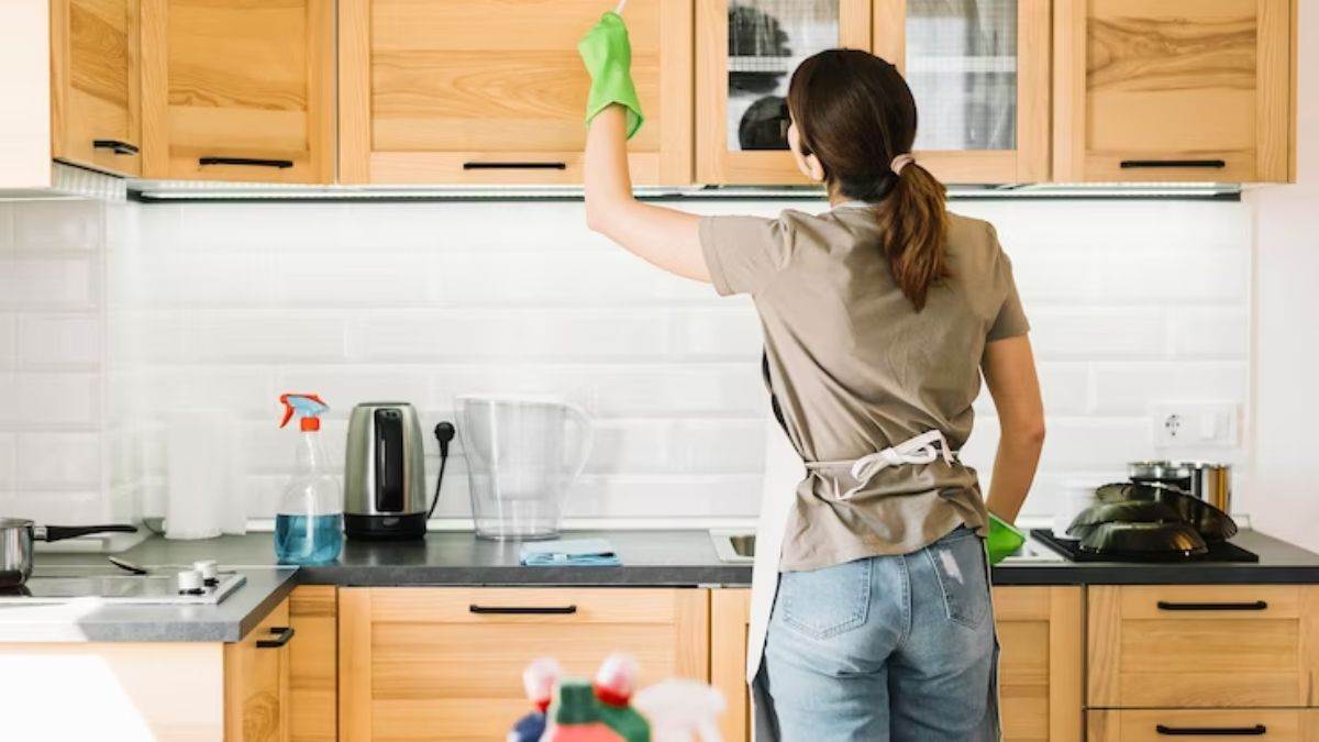 https://www.jagranimages.com/images/newimg/25082023/25_08_2023-kitchen_cleaning_tips_23512008.jpg