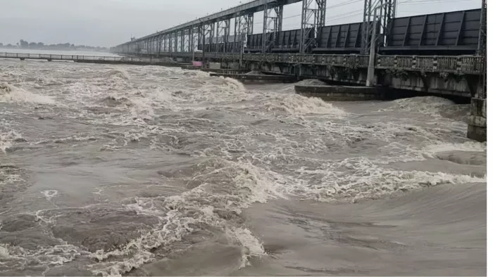 बराज पर उफनाती कोसी नदी, कई गांवों में घुसा पानी