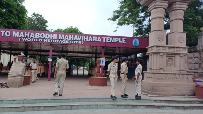 बोधगया के महाबोधि मंदिर परिसर में फायरिंग के बाद बाहर तैनात पुलिसकर्मी।