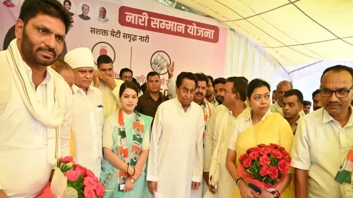 MP Election 2023 पूर्व राज्यपाल रामनरेश यादव की पौत्र वधू रोशनी यादव आदि ने कांग्रेस की सदस्यता ग्रहण करते हुए।