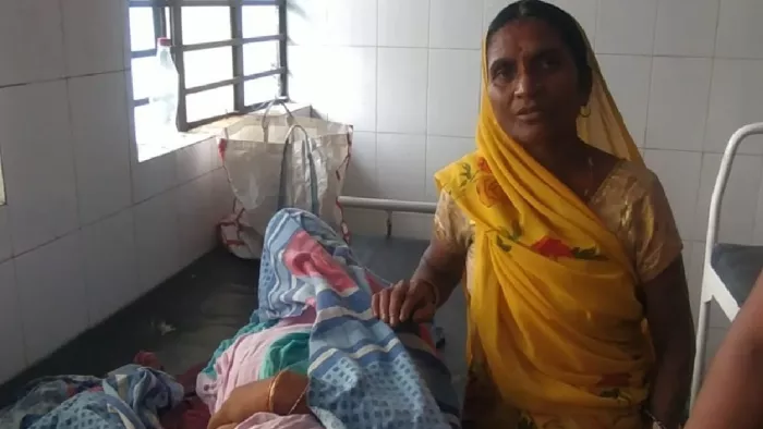 सदर अस्पताल में प्रसूता के साथ परिवार की महिला।