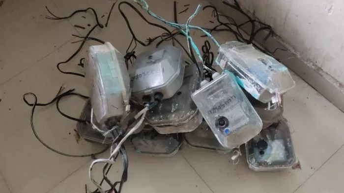 बिल न जमा करने पर उपभोक्ताओं के विभाग ने उखाड़े मीटर