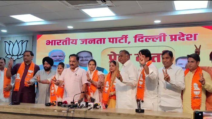 AAP के पांच पार्षदों ने थामा बीजेपी का दामन।