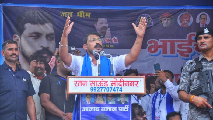 नवयुग मार्केट स्थित आंबेडकर पार्क में मंच से संबोधन करते चंद्रशेखर आजाद। जागरण