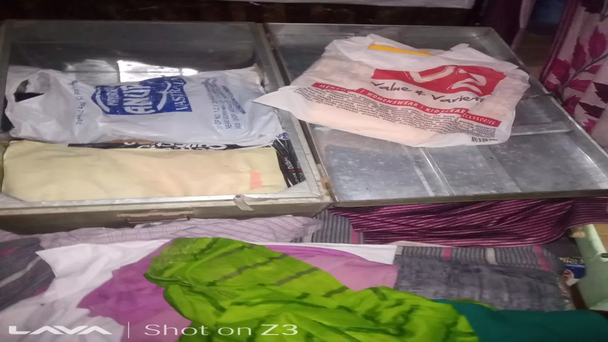Siddharthnagar News: डेढ़ लाख नगदी समेत आठ लाख के जेवरात चोरी, बैंक की सुरक्षा पर उठने लगे सवाल