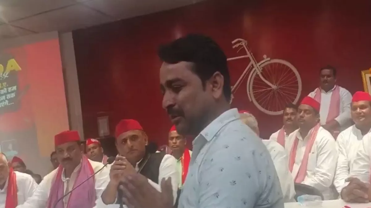 पूर्व सीएम अखिलेश यादव के सामने सामने रो पड़ा कानपुर का युवक, बोला-इंस्पेक्टर ने जूते से मारा, गालियां दी