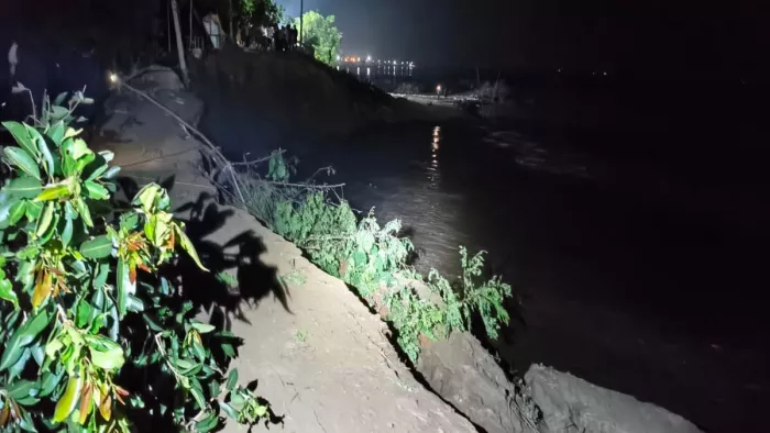 Bihar News ALERT: भागलपुर के नवगछिया में बुद्धूचक गांव में 70 मीटर तक सुरक्षा तटबंध कटाव से ध्वस्त हो गया।