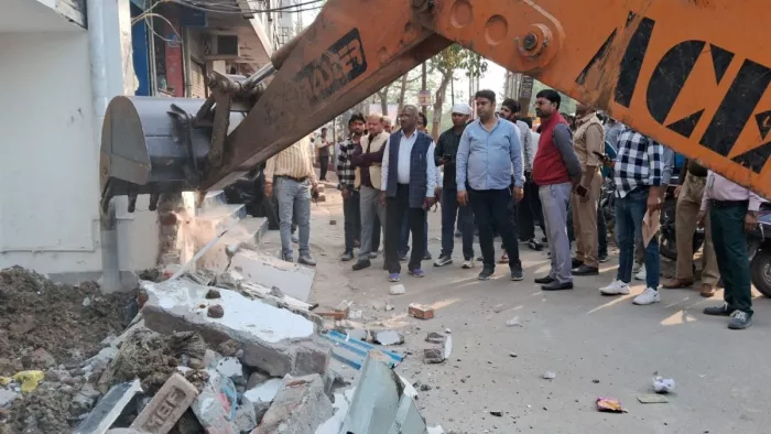 शहर में अवैध इमारतों पर नगर निगम कार्रवाई करेगा। फाइल फोटो