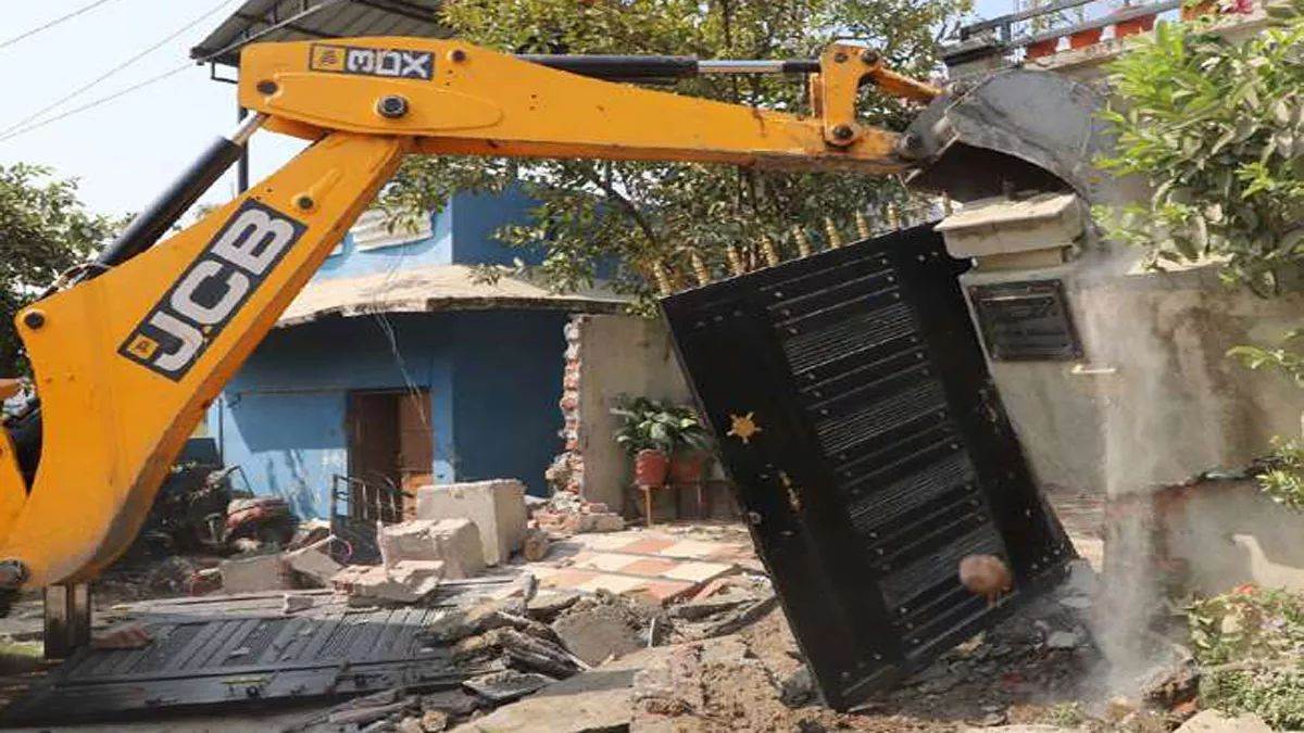 https://www.jagranimages.com/images/newimg/25082025/25_08_2025-bulldozer_1_24024656_172854994.jpg