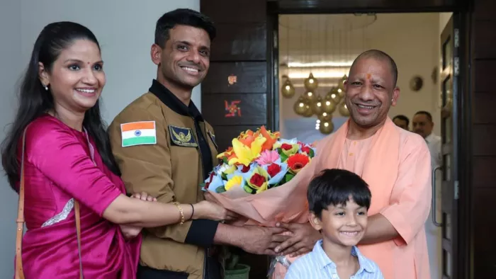 मुख्यमंत्री योगी आदित्यनाथ के सरकारी आवास पर अंतरिक्ष यात्री शुभांशु शुक्ला