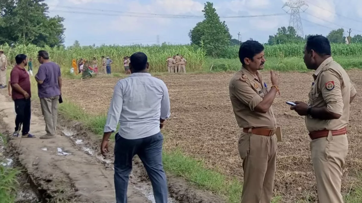Hapur Crime: खेत में लाश मिलने से गांव में फैली सनसनी, जांच में जुटी पुविस
