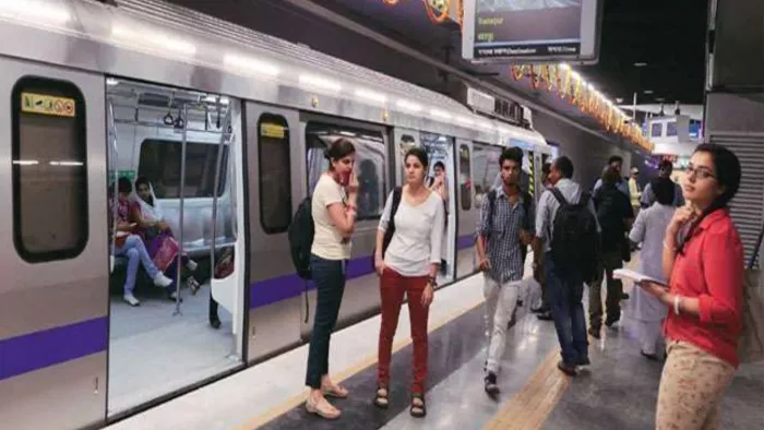 मेट्रो किराया बढ़ते ही यात्रियों का फूटा गुस्सा।