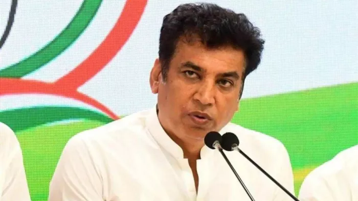 दिल्ली कांग्रेस अध्यक्ष देवेंद्र यादव ने कहा- मेट्रो मे किराया वृद्धि वापस ले सरकार।