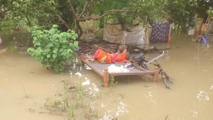 मीरजापुर में लगातार रह रहकर हो रही बारिश से दुश्वारियां बढ़ रही हैं।
