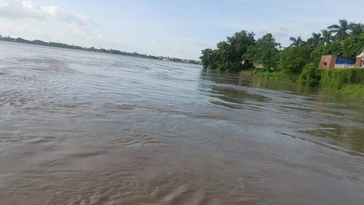 Ballia News: बल‍िया में गंगा और सरयू में बढ़ाव से फिर बने बाढ़ के हालत, सहमे तटवर्ती